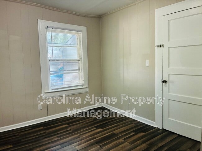 Building Photo - 1421 W Walnut Ave