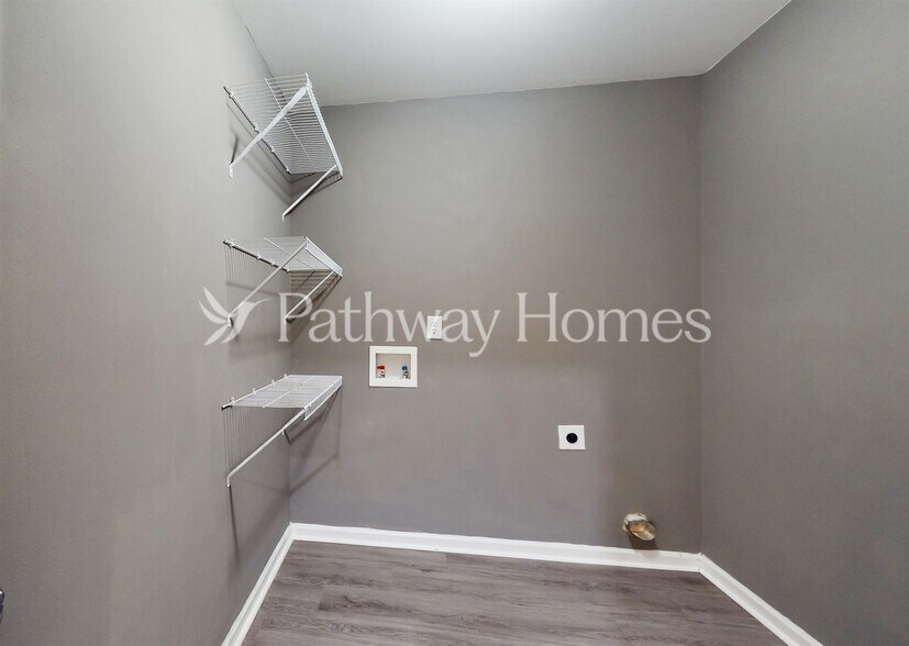 Building Photo - 3420 Gardenside Dr SW