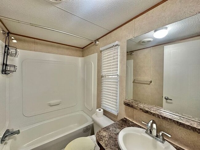 Building Photo - Tour Today! 2 Bed 2 Bath in East Tyler!