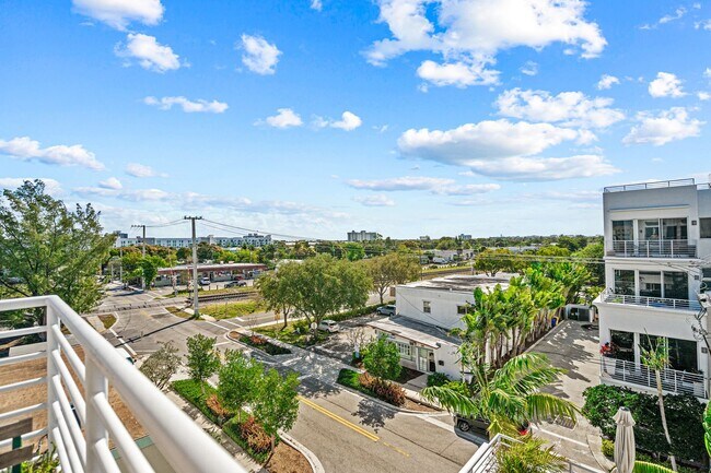 Building Photo - Monthly rental for Season , ( min 4 months)