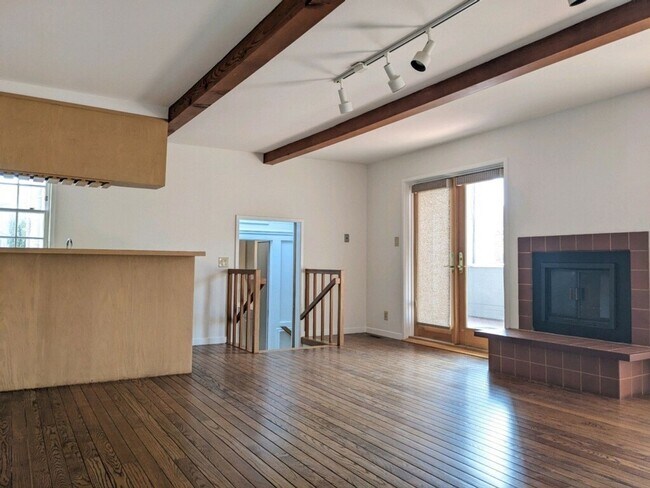 Building Photo - Spacious 4+ Bedroom House in Jordan Park with 2-Car Parking