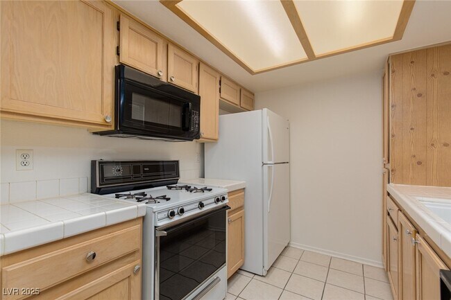Building Photo - 7100 W Pirates Cove Rd