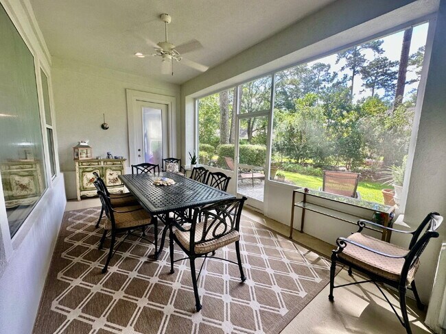 Building Photo - Spacious Beautifully Appointed Two Bedroom...