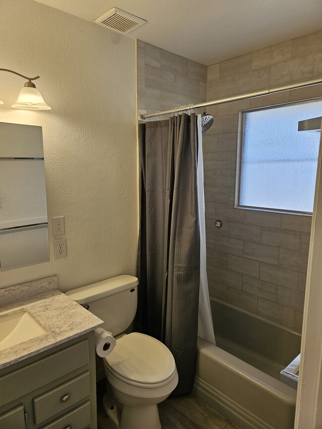 Building Photo - 1007 Utopia Ln