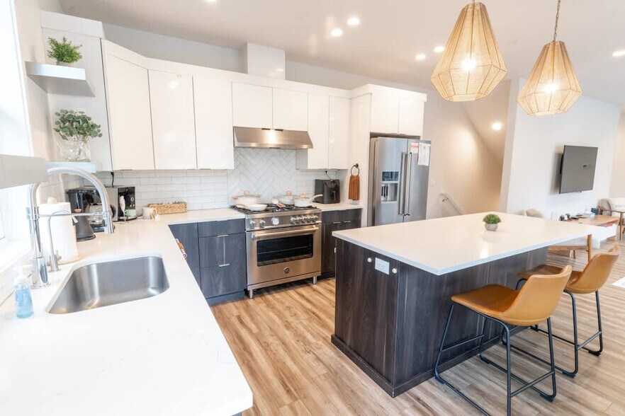 Building Photo - 5177 NE 14th Pl