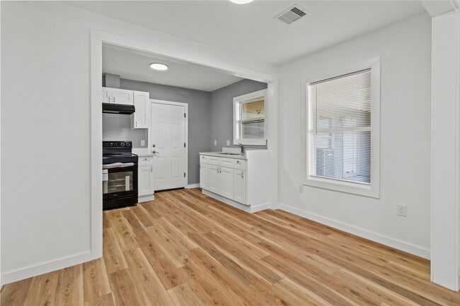 Building Photo - 1715 W 4th St