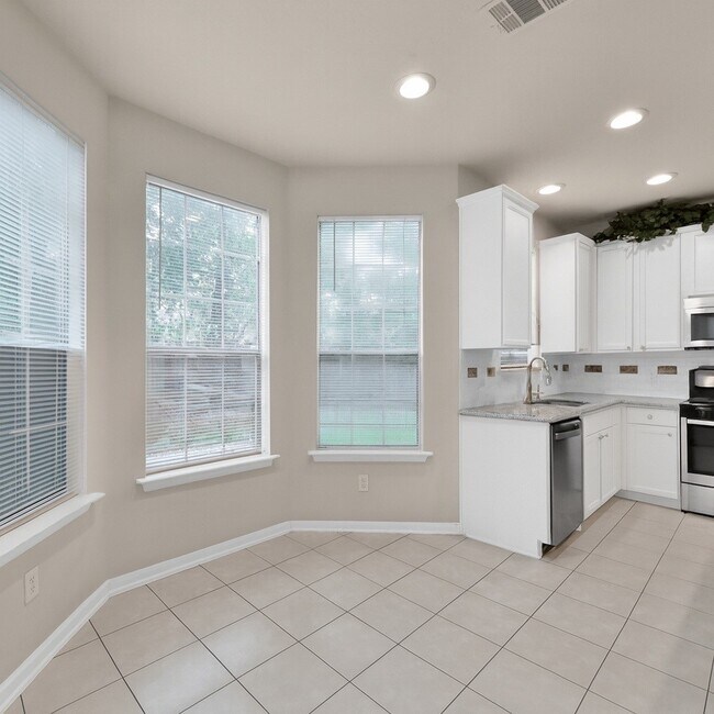 Building Photo - 30 Hidden Meadow Dr