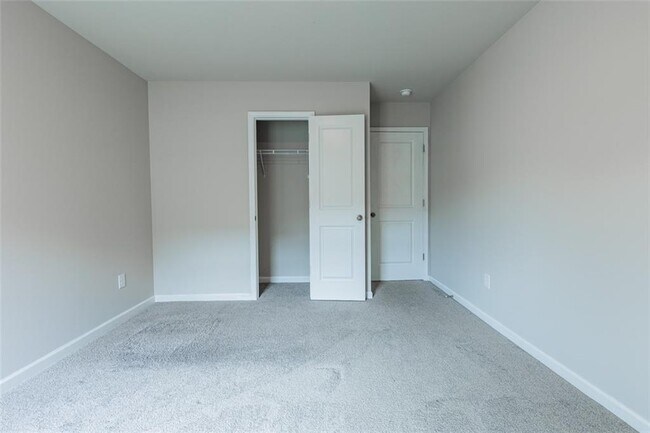 Building Photo - 9220 Golfview Cir