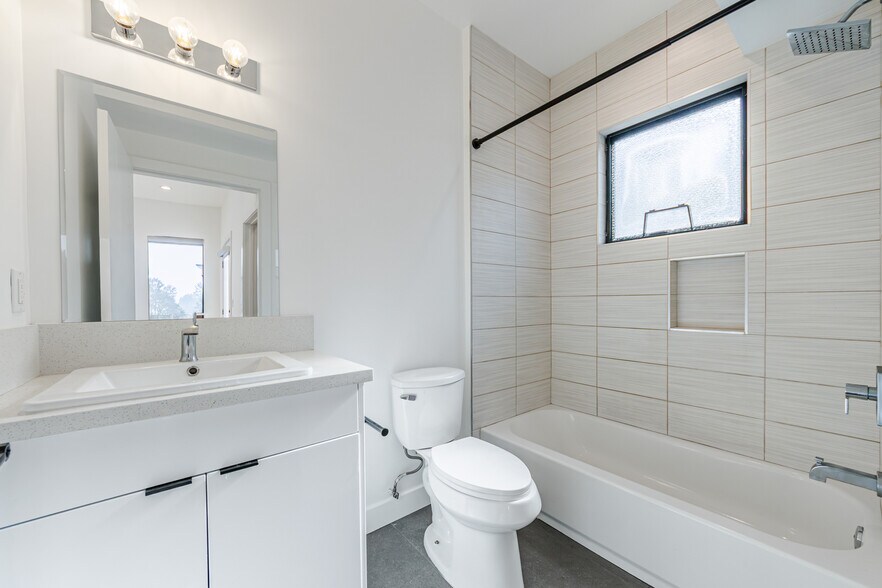 Building Photo - 705 N Benton Way