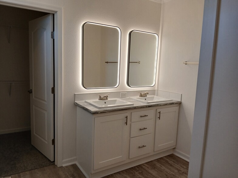 Building Photo - 637 Pine Brook Cir