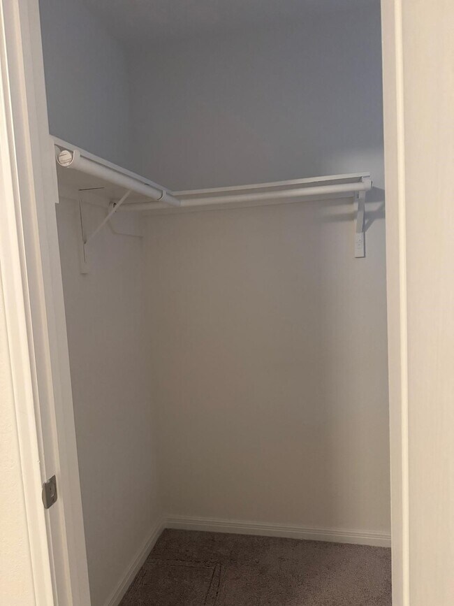 Building Photo - 4841 Sun Fls Dr