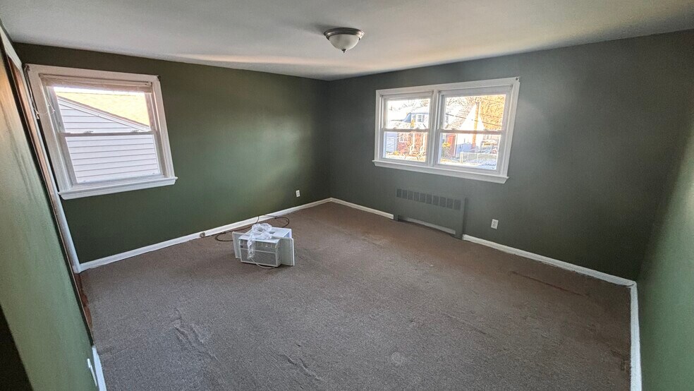 2nd bedroom - 870 Louisa St