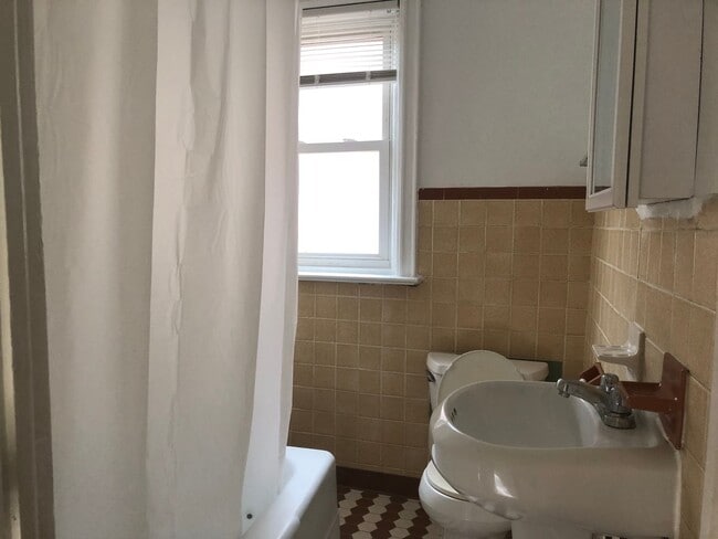 Building Photo - Great Home! 4 Bedroom House with Spacious Living Area! Full Basement for Storage! W/D Hook-ups! Y...