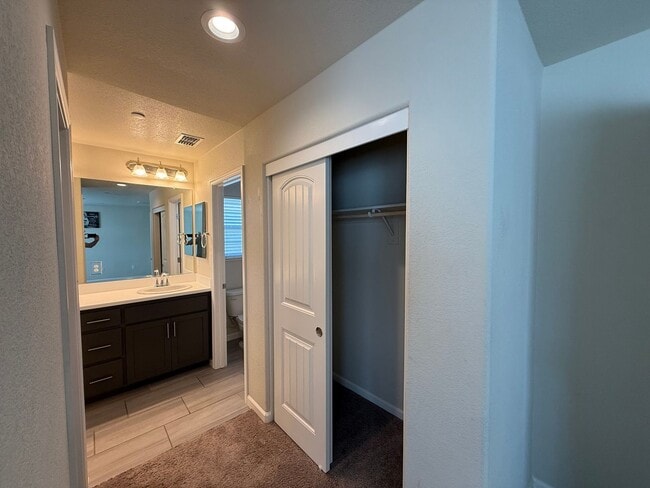 Building Photo - Two story home located in Sylvan School District!