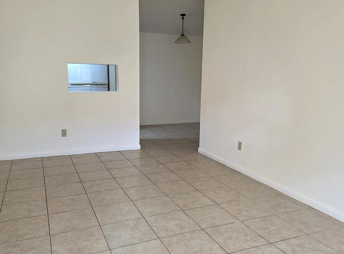 Building Photo - 3228 Bloomingdale Villas Ct