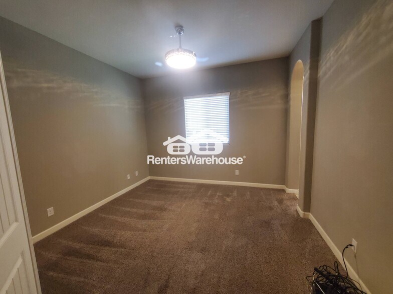 Building Photo - 1367 S Country Club Dr