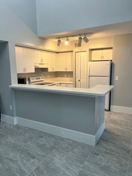 Building Photo - 1220 Wildwood Lakes Blvd