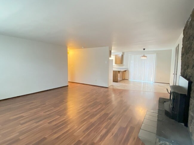 Building Photo - 3 bedroom 2 Bath home - Knoll Heights - Gr...