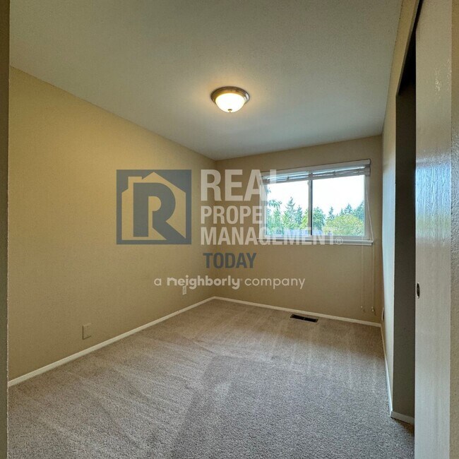 Building Photo - Rare 4 Bedroom Plus 4 Bathroom Home!