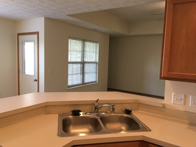 Building Photo - Laurel Creek Apts, 2225/2227 Shamrock Ln