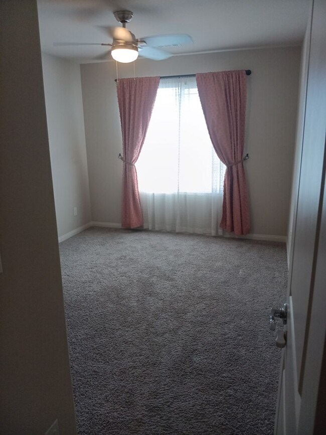 Building Photo - NEWER BUILD 4BD/2.5BA HOME NEAR ALIANTE!