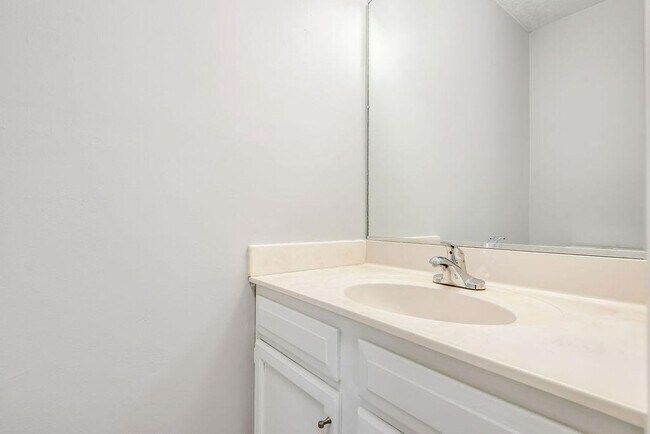 Building Photo - Live Comfortably in Williamsburg! Spacious...