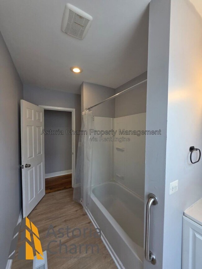 Building Photo - 607 E 41st St