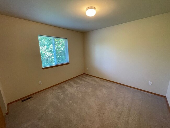 Building Photo - Beautiful, Spacious 4 Bedroom - 2.75 Bath ...