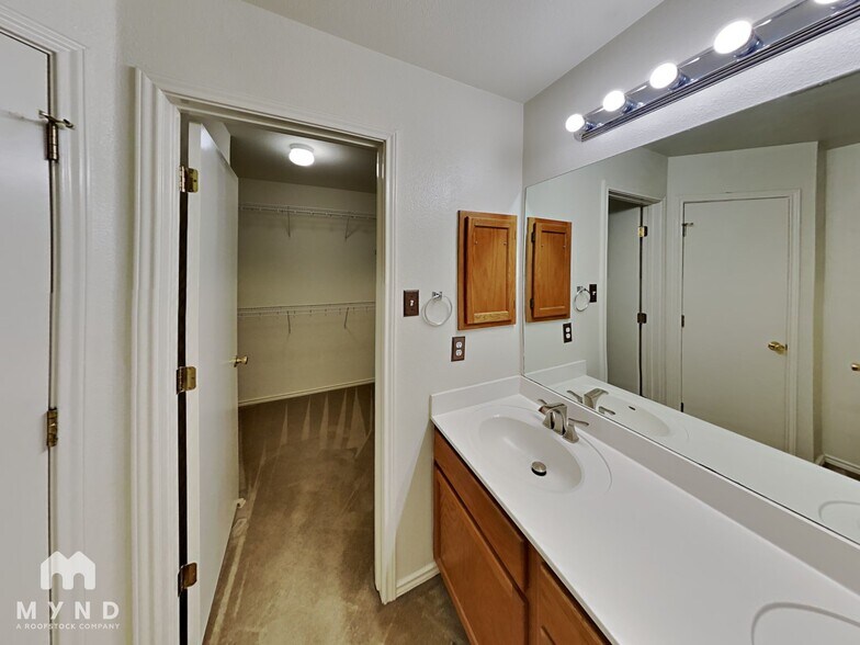 Building Photo - 4611 Echo Lake Dr