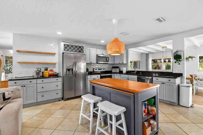 Building Photo - 320 Riverdale Rd