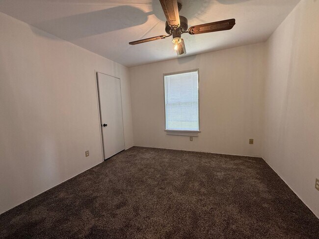 Building Photo - 2920 Sunset Dr