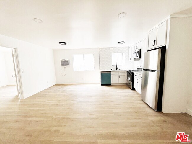 Building Photo - 5440 Carlton Way