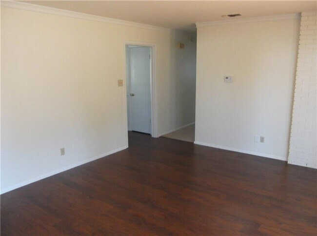 Building Photo - 2111 Falcon Hill Dr