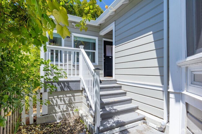 Building Photo - 2215 Blake St