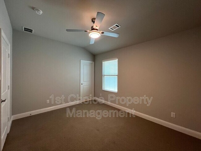 Building Photo - 2101 Sun Star Dr