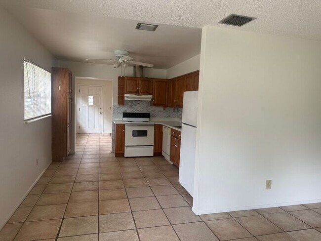 Building Photo - Lovely 1/2 Duplex in St Cloud