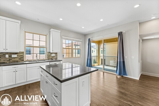 Building Photo - Your Next Home Awaits – Beautiful 3-Bedroom Irvine Townhome