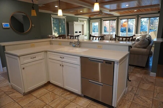 Building Photo - 59 Island Dr
