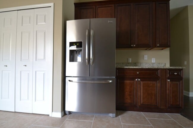 Building Photo - Fantastic fully upgraded 4 BR Oviedo Pool ...