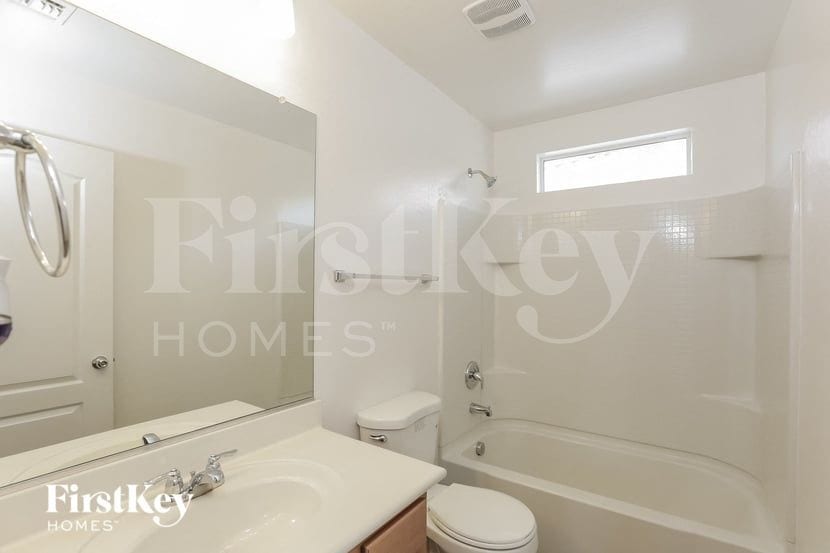 Building Photo - 7915 S 8th Way