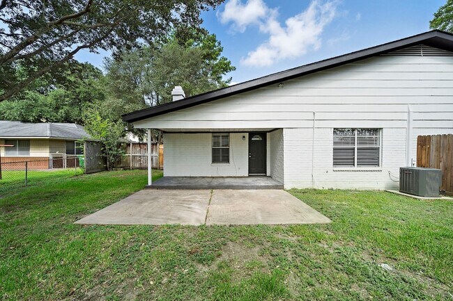 Building Photo - 1714 Huge Oaks St