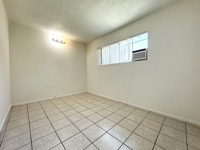 Building Photo - COMING SOON!! 2 Bed / 1 Bath Apartment in Palm Springs!!