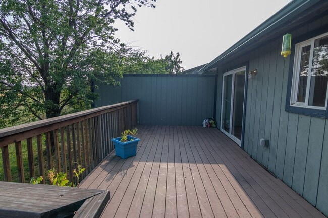 Building Photo - 1309 Pineview St