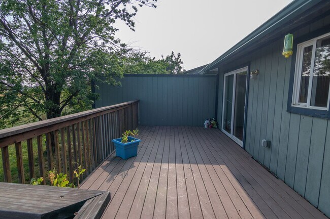 Building Photo - ***Coming soon July 15th***3 bedroom 2 bath next to EWU!!