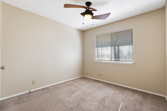 Building Photo - 3 Bedroom/2 Bath Applecreek Subdivision