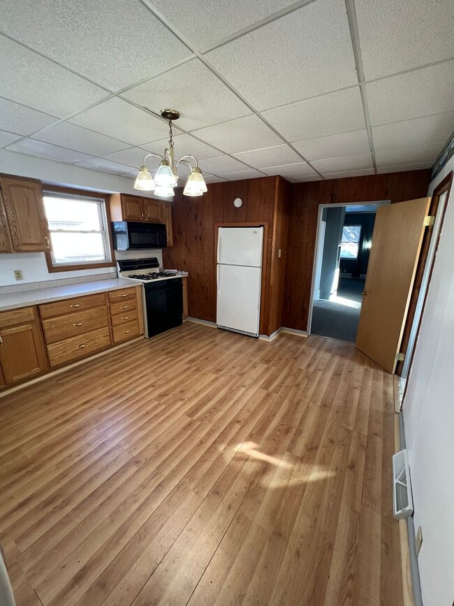 Building Photo - AVAILABLE TODAY - 3 Bedroom in East End Su...