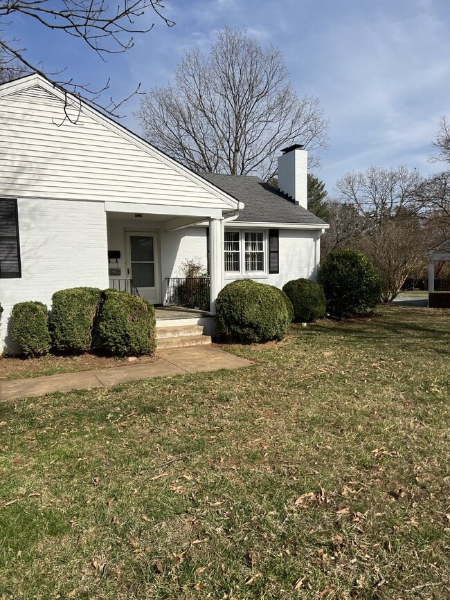 Building Photo - 3 Bdrm / 2 Bath House on a Corner Lot. Clo...