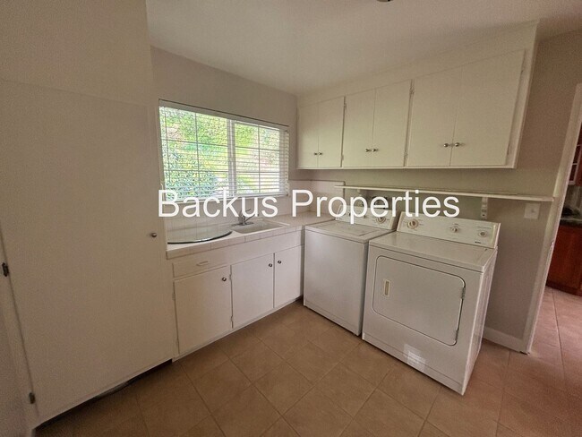 Building Photo - Great one-story home with the serenity of Pine Canyon