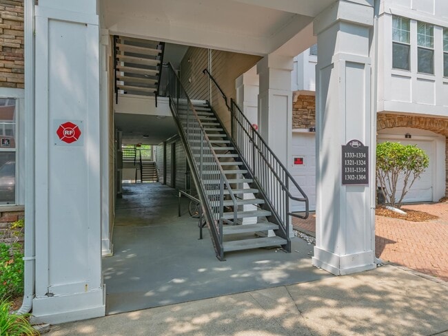 Building Photo - 2801 Chancellorsville Dr