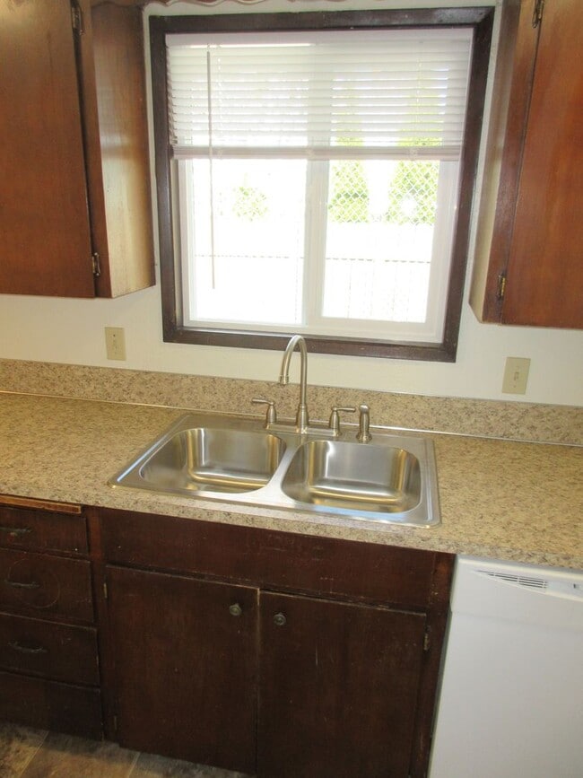 Building Photo - Two Bedroom Duplex w/ Garage